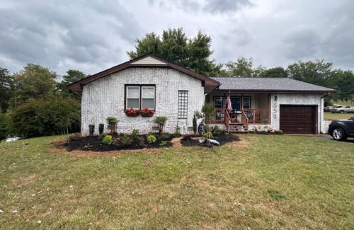 Franklin Casa | Charming 3-bedroom house in wonderful Franklin with WiFi and AC