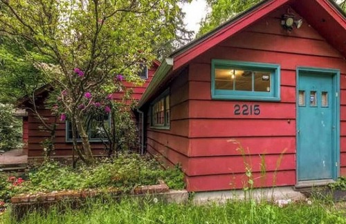Cedar Hills Casa | Charming 3-bedroom house surrounded by old-growth forest, Portland