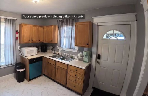 Rockford Casa | Charming 3-bedroom house in lovely Rockford with Window AC