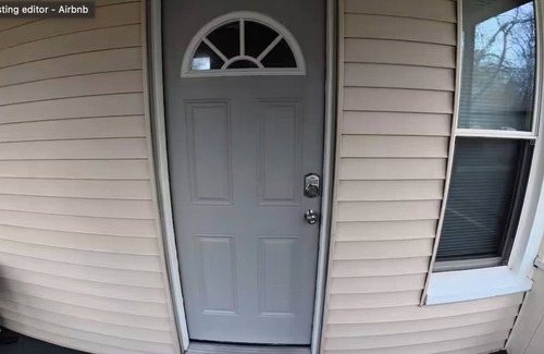 Rockford Casa | Charming 3-bedroom house in lovely Rockford with Window AC