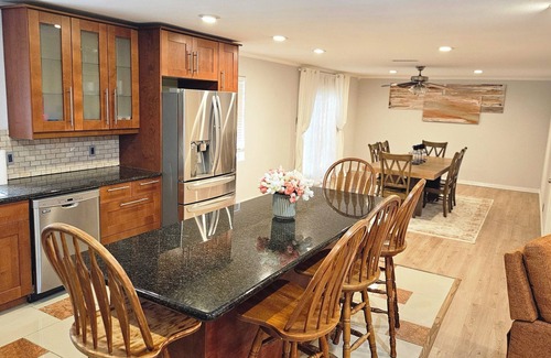 Garland Casa | Charming 3-bedroom house in Garland with WiFi and AC