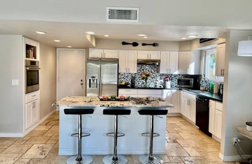 Artemina Casa | Charming 3-bedroom house in Gilbert by beautiful lakes with AC