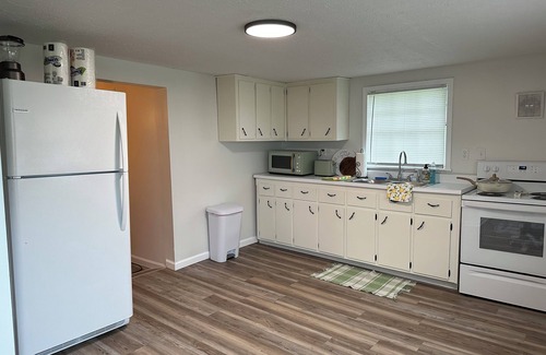 Albany Casa | Charming 3-bedroom house with WiFi, AC just 2 miles from Dale Hallow lake