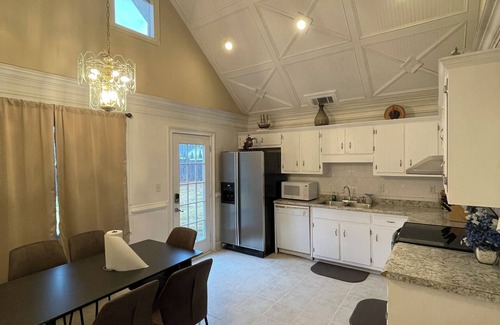 Lilburn Casa | Charming 3-bedroom house in Lilburn with WiFi and AC