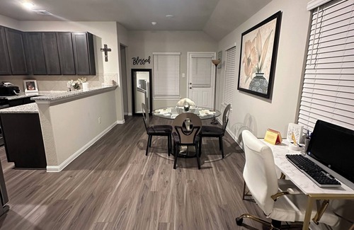 Iowa Colony Casa | Charming 3-bedroom house in marvelous Arcola with AC, WiFi