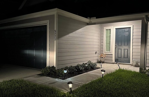 Iowa Colony Casa | Charming 3-bedroom house in marvelous Arcola with AC, WiFi