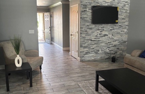 Roosevelt Casa | Charming 3-bedroom house with WiFi, AC in delightful Fresno