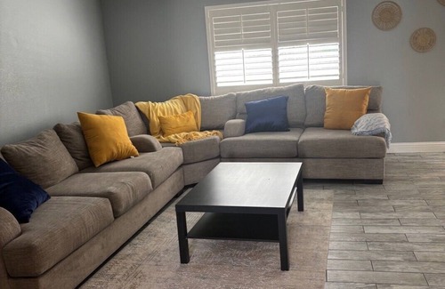Roosevelt Casa | Charming 3-bedroom house with WiFi, AC in delightful Fresno
