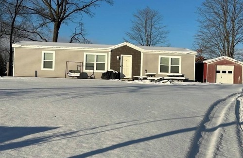 Oaks Corners Casa | Charming 3-bedroom house with AC and WiFi in serene Geneva