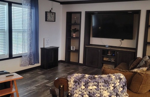 Oaks Corners Casa | Charming 3-bedroom house with AC and WiFi in serene Geneva