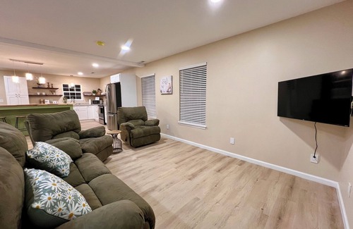 Higdon Casa | Charming 3-bedroom house With Billiards Room