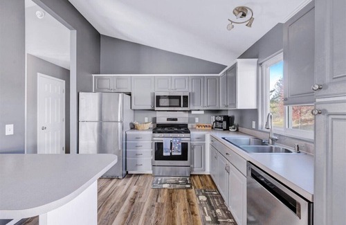 North Central Omaha Casa | Charming 3-bedroom house with 4 beds