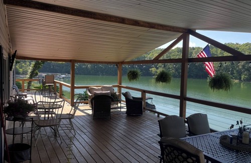 Rutledge Casa | Charming 3-bedroom Lakehouse . Boat Slip, with Pontoon option .