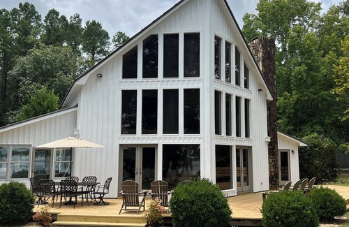 Cobb Casa | Charming 3-bedroom lake house with WiFi and AC in Cobb, Georgia. Has Dish TV.