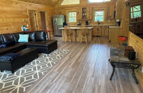 Butner Cabina | Charming 3-Bedroom Log Cabin - Rest & Relaxation
