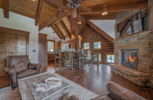 Big Sky Cabina | Charming 3-bedroom log cabin with Hot Tub and fitness room in delightful Big Sky