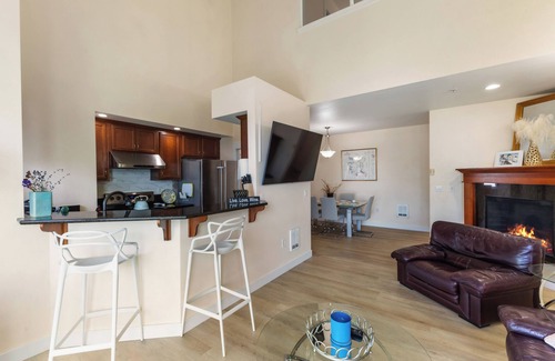 South Tacoma Condominio | Charming 3-bedroom Penthouse condo with pool and gym nearby Tacoma Mall