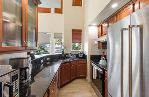 South Tacoma Condominio | Charming 3-bedroom Penthouse condo with pool and gym nearby Tacoma Mall