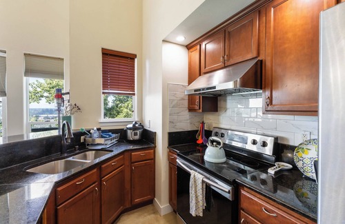 South Tacoma Condominio | Charming 3-bedroom Penthouse condo with pool and gym nearby Tacoma Mall