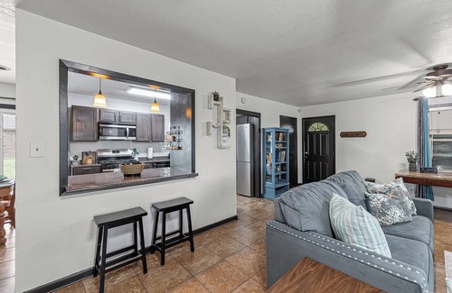 Jonesboro Otro | Charming 3-bedroom ranch house with WiFi, AC in amazing Valley View Jonesboro