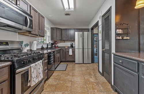 Jonesboro Otro | Charming 3-bedroom ranch house with WiFi, AC in amazing Valley View Jonesboro