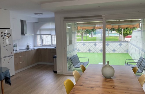 Retamar Casa | Casa grande en Retamar, ideal para familias con pistas deportivas y jardín