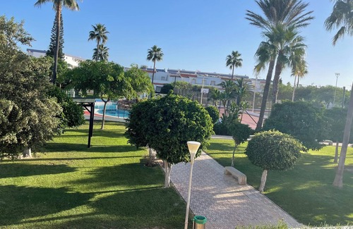 Retamar Casa | Casa grande en Retamar, ideal para familias con pistas deportivas y jardín