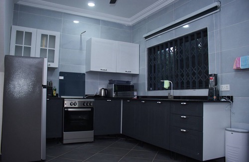 Accra Apartamento | Charming 3-bedroom townhome with AC and WiFi in peaceful Abokobi Hills-Berekuso