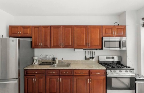 East Flatbush Casa | Charming 3-bedroom townhome with Garden. 25 mins from the city