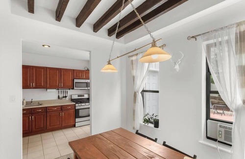East Flatbush Casa | Charming 3-bedroom townhome with Garden. 25 mins from the city
