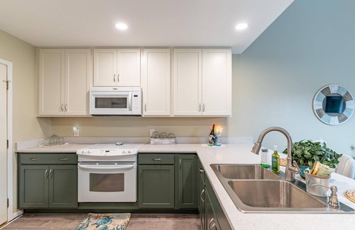 Shalimar Casa | Charming 3-bedroom townhome in Shalimar with WiFi