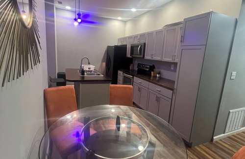 St. Louis Casa | Charming 3-bedroom townhome in St. Louis with AC, WiFi