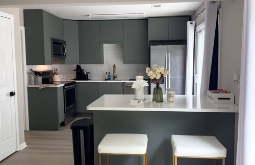 Roswell Casa | Charming 3-bedroom townhome with private parking and WiFi in beautiful Roswell