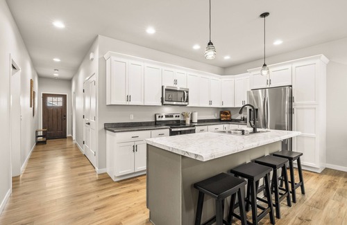 Plover Casa | Charming 3-bedroom townhome with a backyard, WiFi and AC in delightful Plover WI