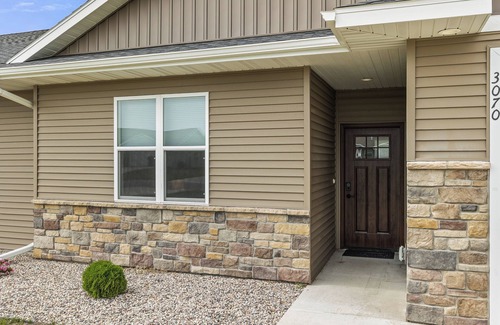 Plover Casa | Charming 3-bedroom townhome with a backyard, WiFi and AC in delightful Plover WI
