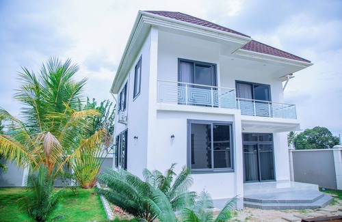 Mbezi Beach Casa | Charming 3-bedroom building with WiFi, AC in marvelous Dar es Salaam