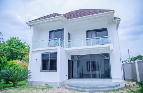 Mbezi Beach Casa | Charming 3-bedroom building with WiFi, AC in marvelous Dar es Salaam