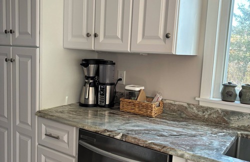 Quonochontaug Casa | Charming 3-bedroom townhome-like guest unit with AC and WiFi in QEBA