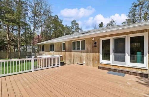 Clearwater Beach Casa | Charming 3-Bedroom East Hampton Retreat with AC, WiFi, and Private Beach Access