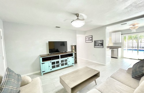 Hazel Heights Casa | Charming 3-bedroom house with Private Pool and Hot Tub.