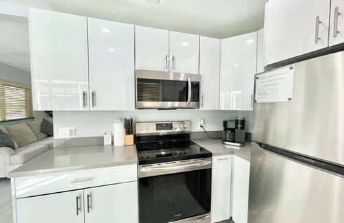 Hazel Heights Casa | Charming 3-bedroom house with Private Pool and Hot Tub.
