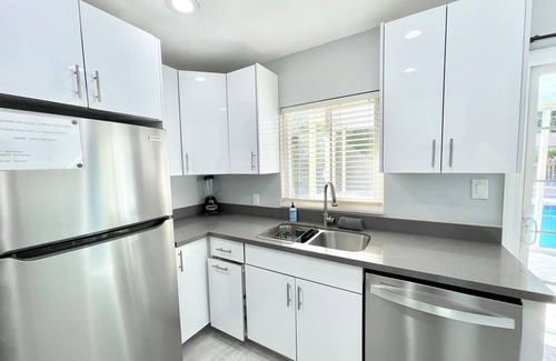 Hazel Heights Casa | Charming 3-bedroom house with Private Pool and Hot Tub.