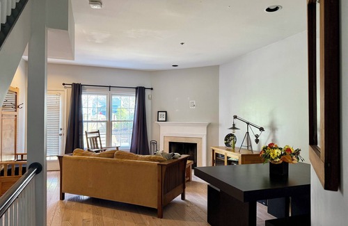 Gaithersburg Casa | Charming 3-bedroom townhome with AC, WiFi in fabulous Gaithersburg