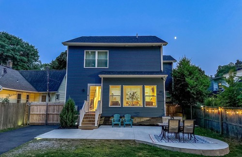 East Irondequoit Casa | Charming 3-bedroom house, Game Room, Office, Sea-Breeze, Lake Ontario, Rochester