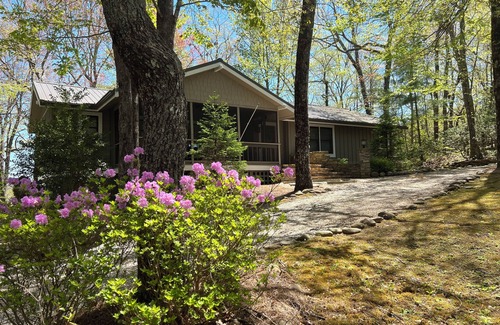 Lake Toxaway Casa | Charming 3-bedroom 3-bath house just 3 minutes from the Greystone Inn.