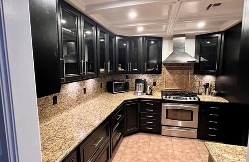 Reseda Casa | Charming 3-bedroom house with WiFi, pool and jacuzzi in Los Angeles