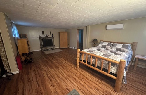 Rock Stream Otro | Charming 3-bedroom farmhouse in Rock Stream including vineyard and winery tour.