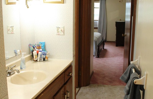 Skaneateles Otro | Charming 3-bedroom farmhouse with large backyard, cabin and scenic pond.