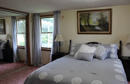 Skaneateles Otro | Charming 3-bedroom farmhouse with large backyard, cabin and scenic pond.