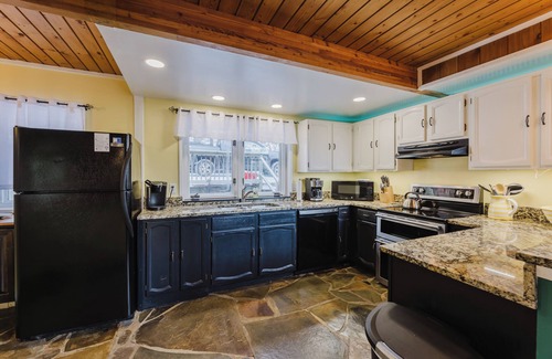 Snowshoe Casa | Charming 3-bedroom Westridge House with AC at Snowshoe